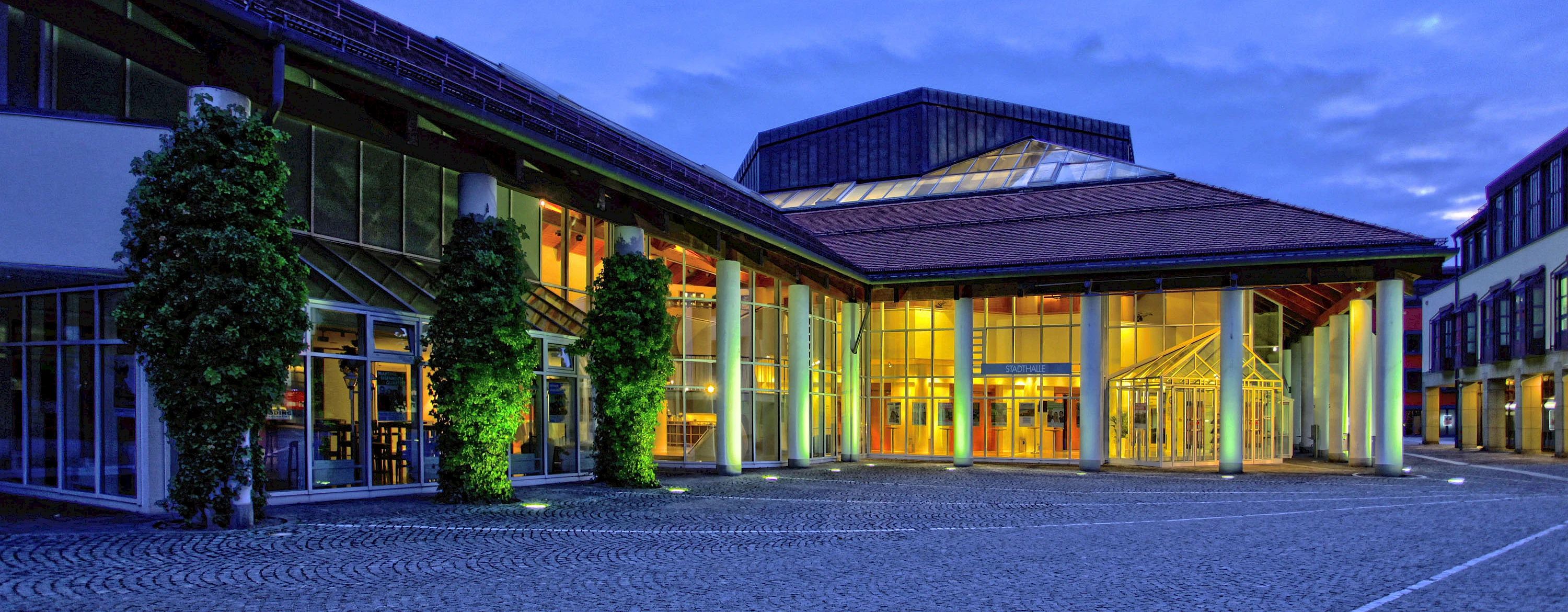 Das eventforum ERDING beleuchtet am Abend
