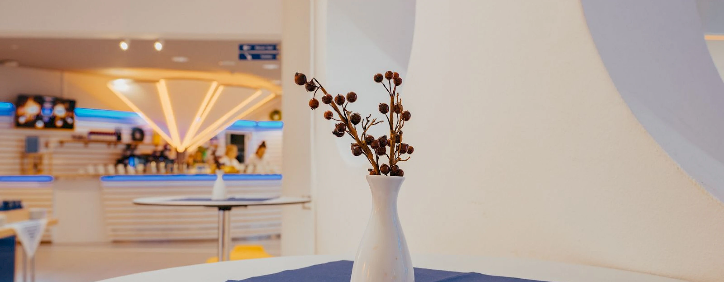 Stehtisch im Foyer mit Blick auf die Foyerbar